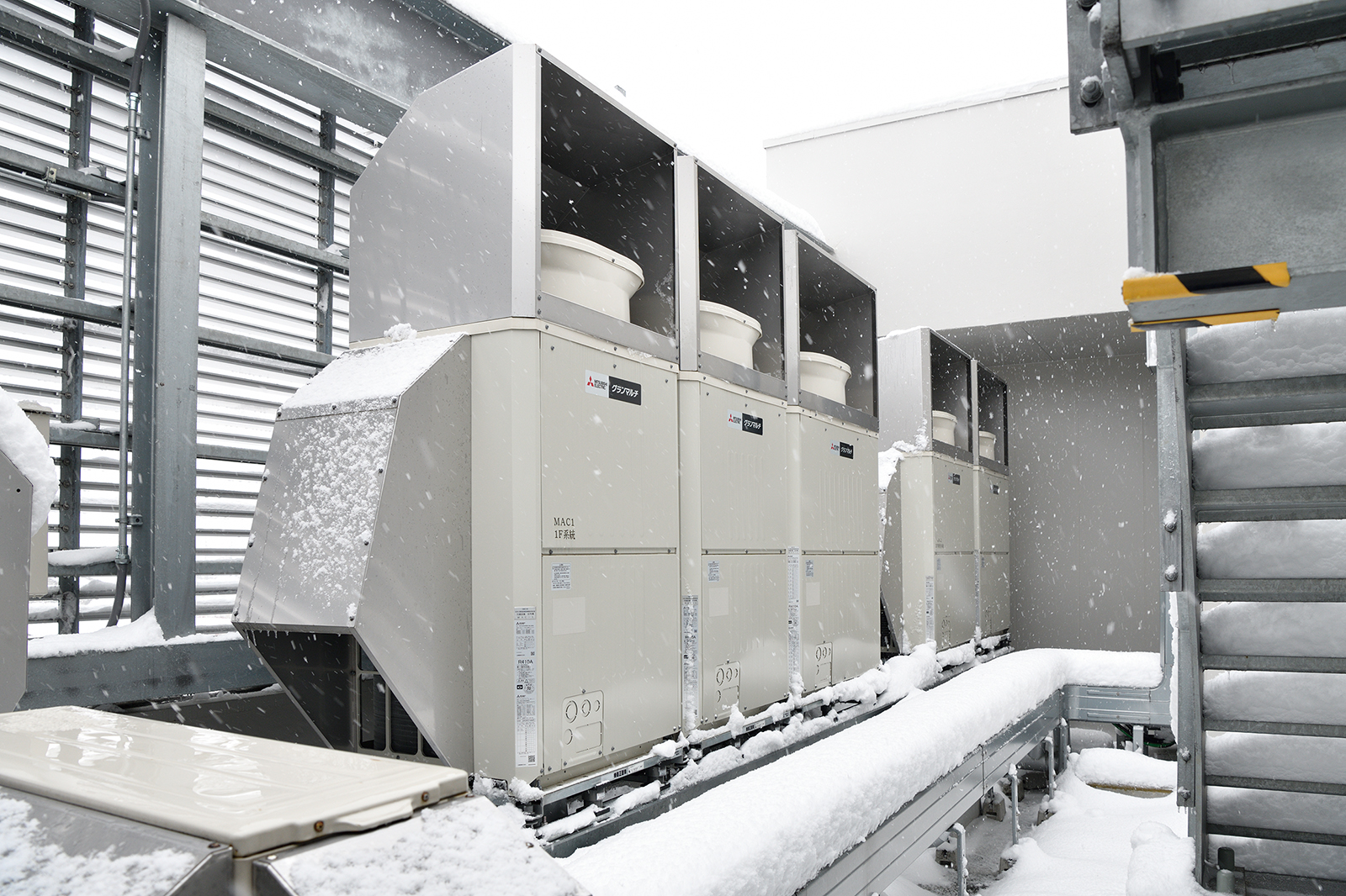 屋上に設置されている三菱電機のビル用マルチエアコン「グランマルチ」室外機。省エネ・長寿命化により、ZEB実現に貢献（2026年1月撮影）