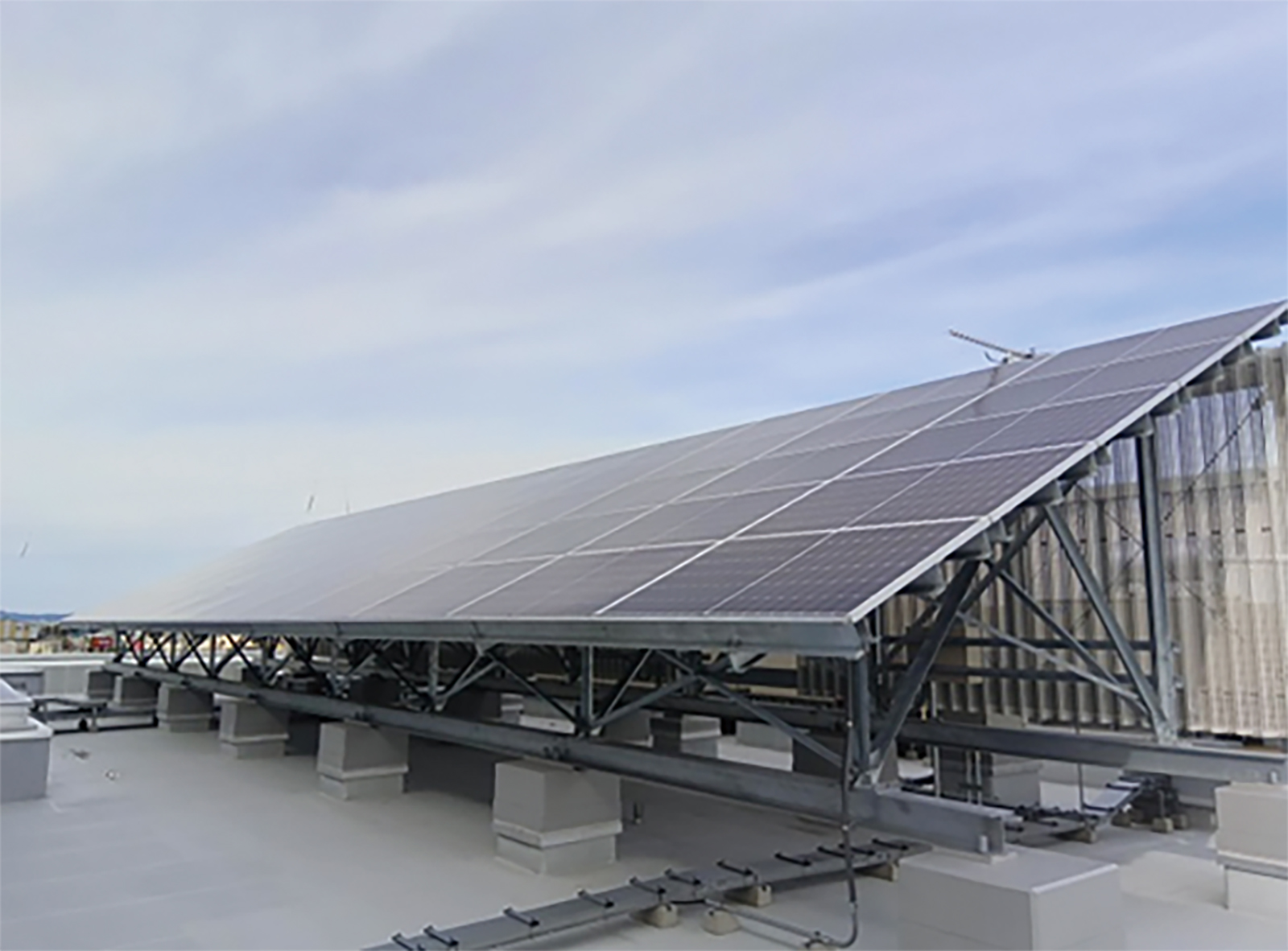 太陽光発電と蓄電池の導入で、平時のCO2排出量抑制と、災害時のレジリエンスを図っている