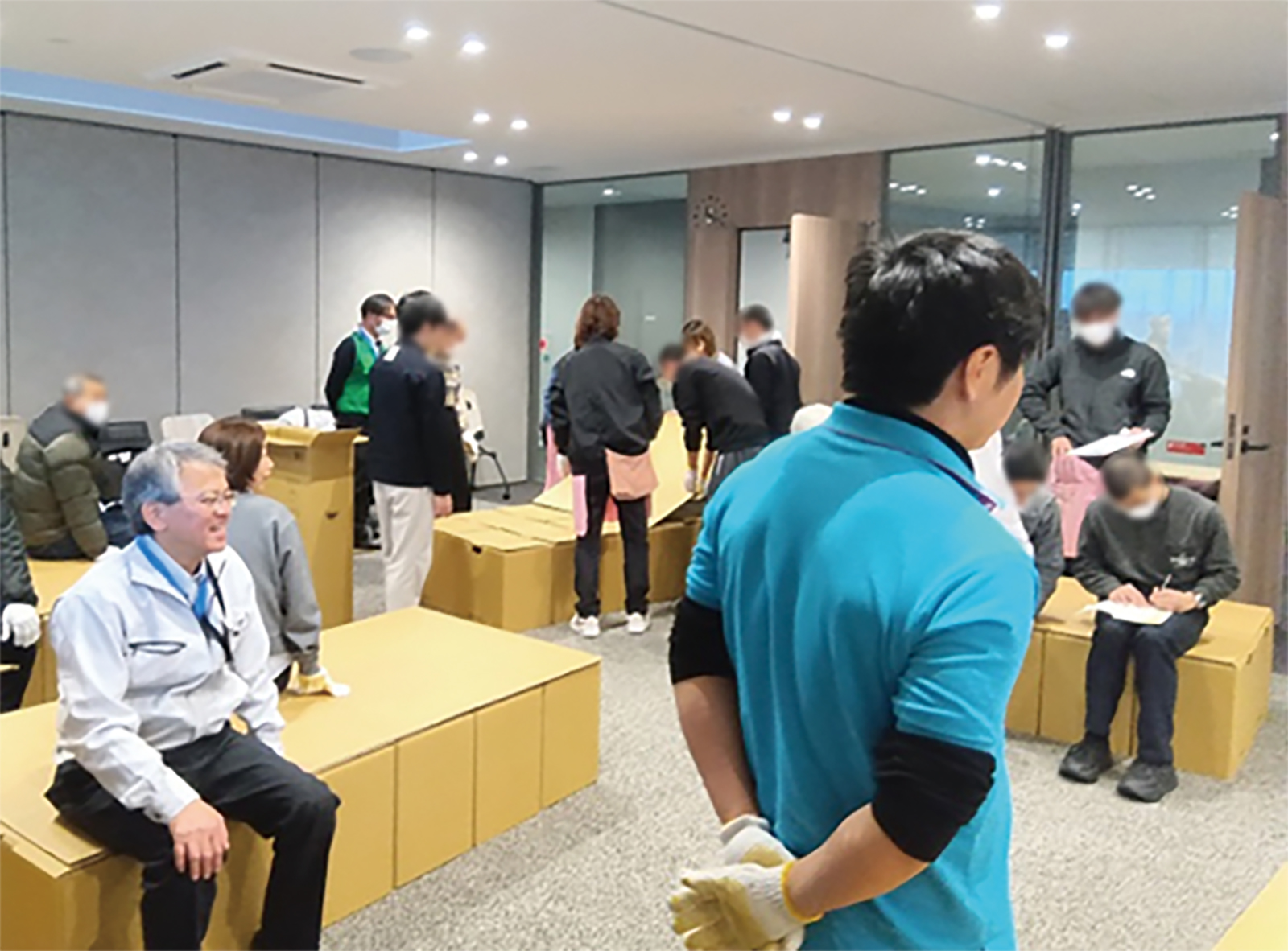 災害時の避難所スペースで近隣住民向けに段ボールベッド作りの体験会を開くなど、地域との関わりを深める