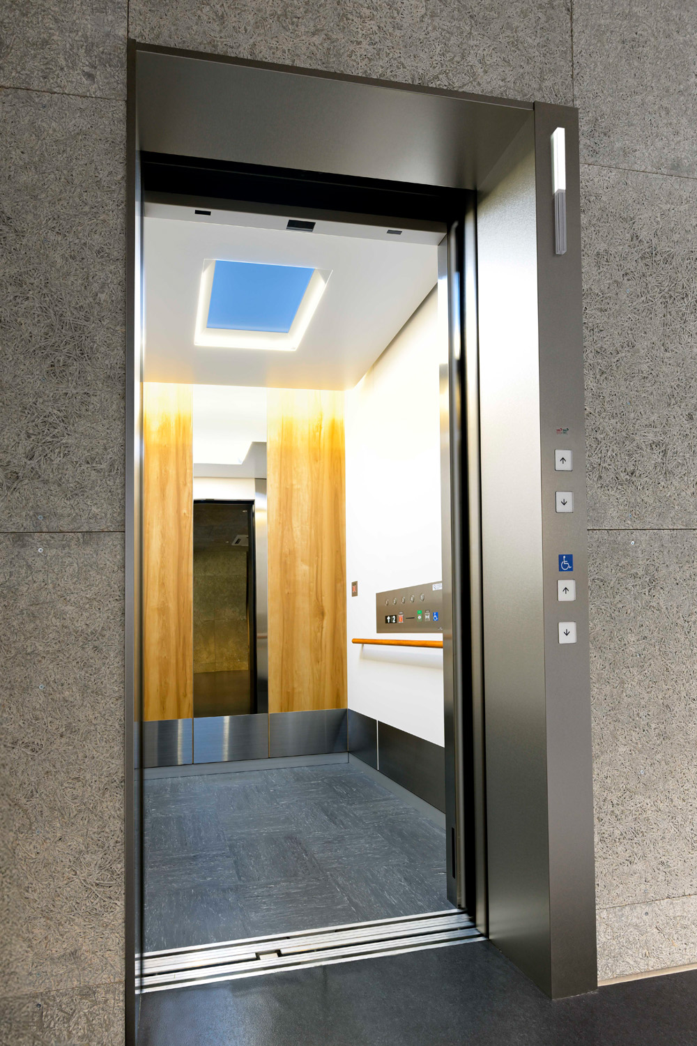 エレベーターのかご室には自然環境を感じさせる光や音、素材により、空間の閉塞感や同乗時のストレスを軽減する「快適空間エレベーター」を採用。ウェルビーイングを感じられる空間を提供している（エレベーター：かご室内）