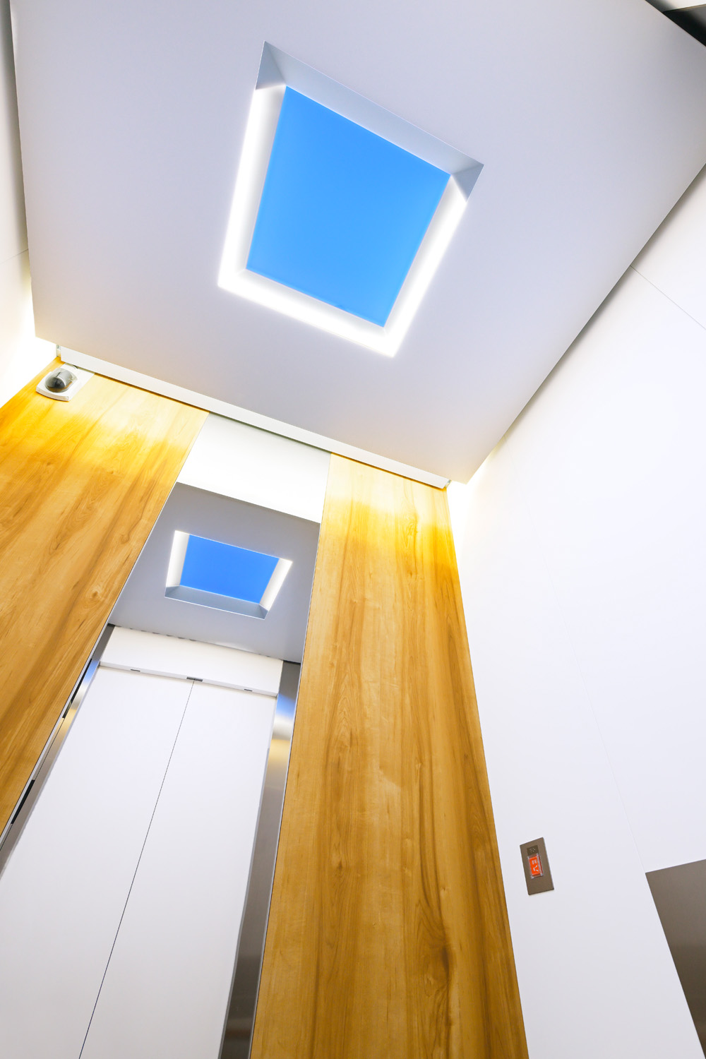 天井には青空照明「misola(みそら)」を設置。正面壁との隙間から陽ざしが差し込んでいるかのように見せる「陽ざしコーニスデザイン」、立体音響システム「DIATONE®Ambience」によるサウンドとの相乗効果により、まるで屋外にいるような心地よさを演出している（エレベーター：かご室内）
