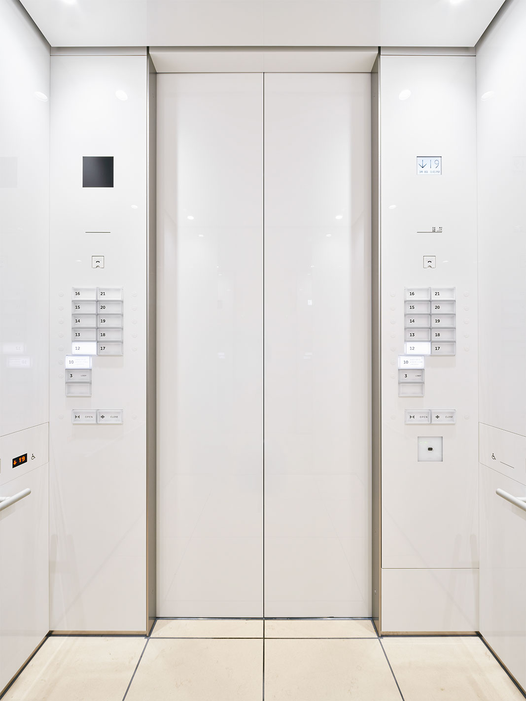 中層用エレベーターのかご室内。やわらかなホワイト基調のデザインは、洗練された印象をもたらす。