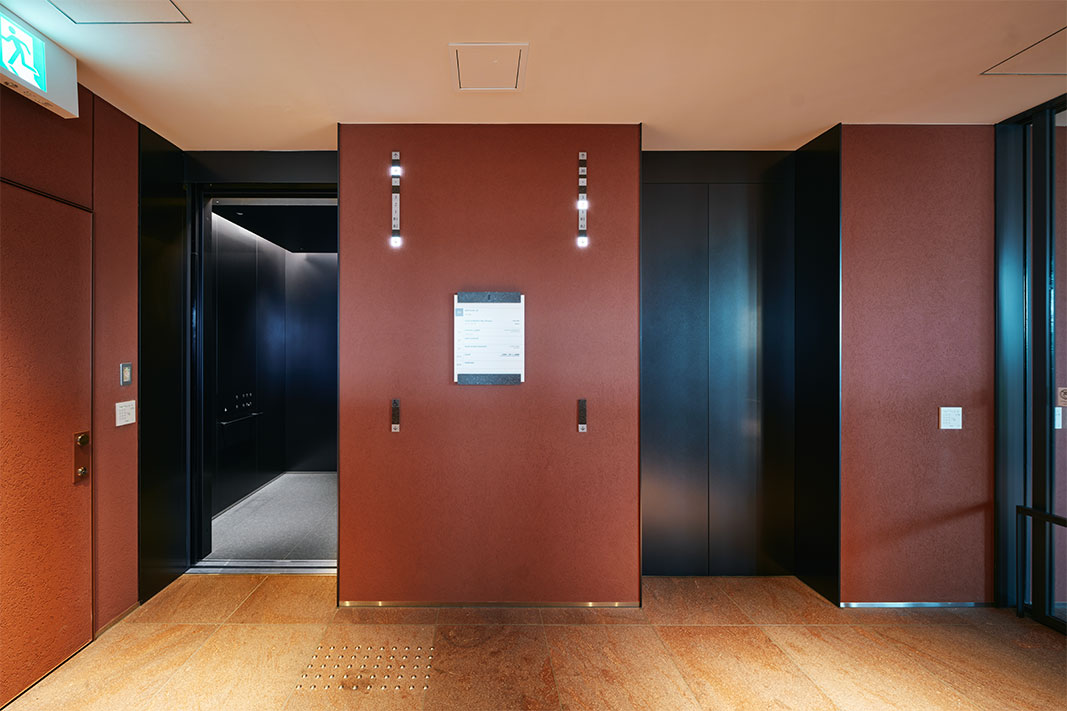 30階「淀屋橋スカイテラス」のエレベーターホール。地下1階のエレベーターホールとは対照的な、明るくあたたかい印象の意匠を採用。