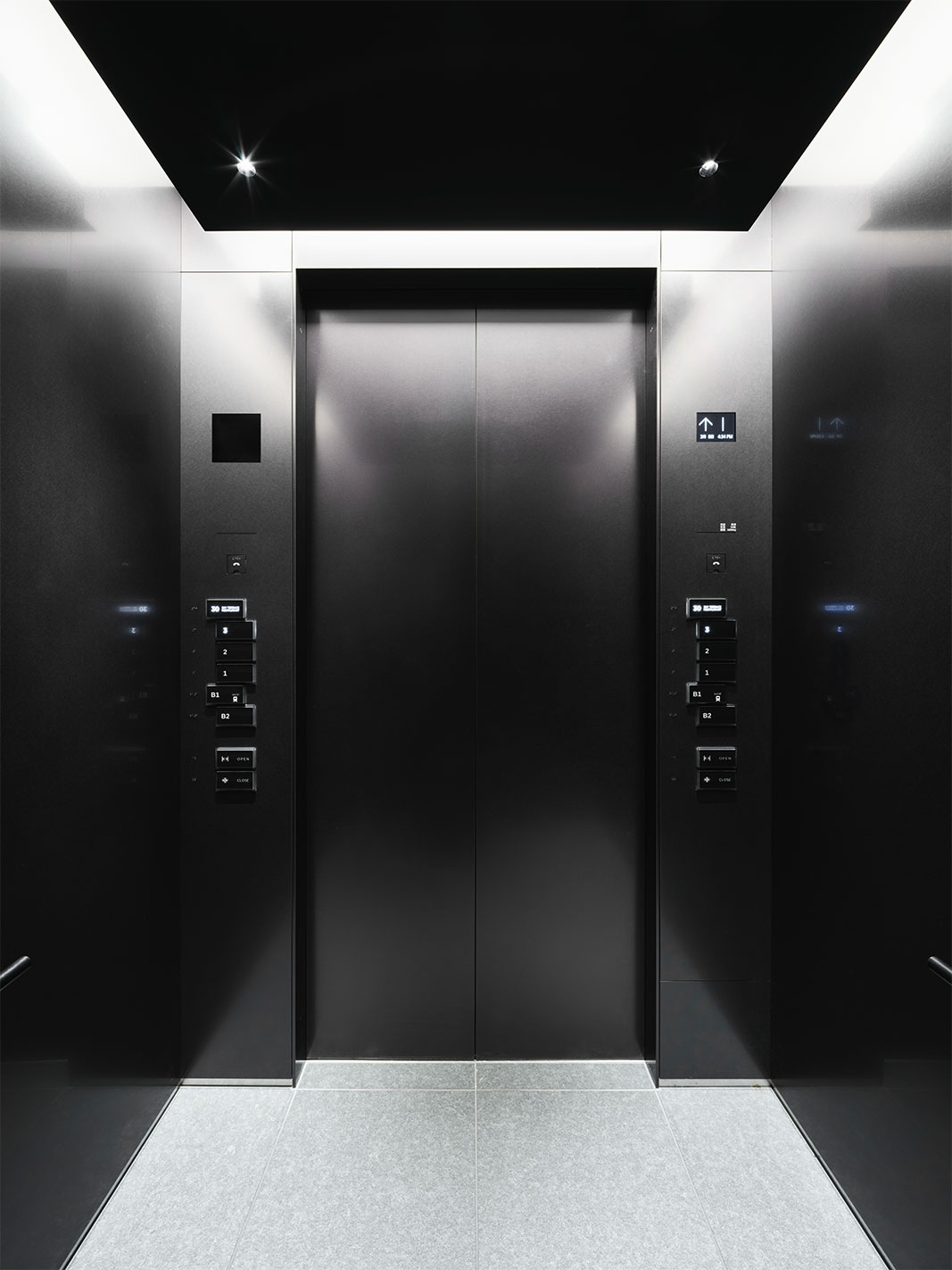 展望テラス用エレベーターのかご室内。ホワイトを基調とした中・高層用のエレベーターとは対照的にチタンブラックのカラーを採用し、シックで落ち着いた空間を演出している。