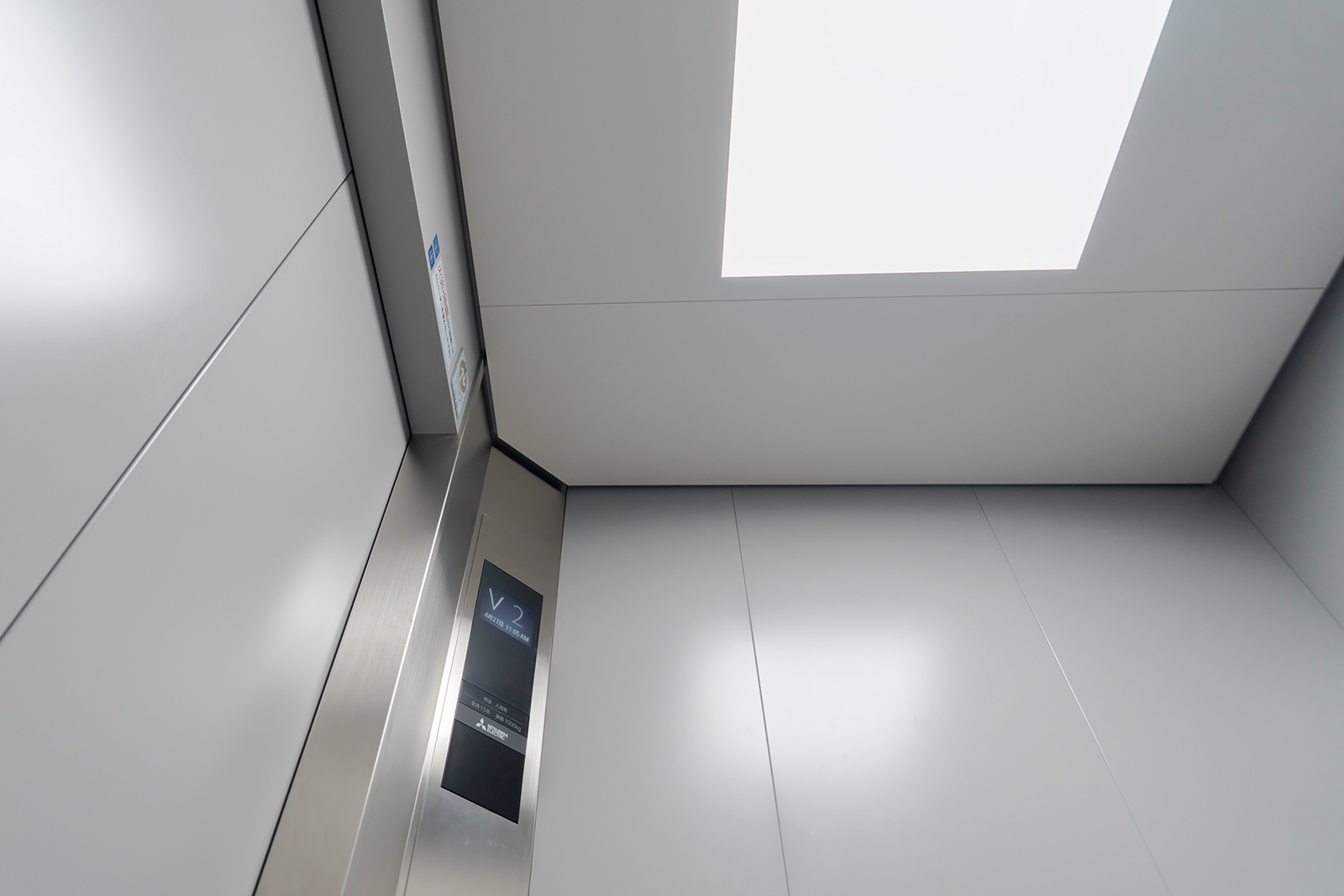 リニューアルが完了した、空港スタッフが使用するエレベーターのかご内。「明るくなった」と好評