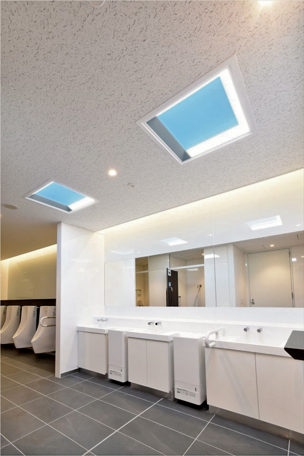 リニューアル後の男子トイレに設置した「青空照明misola」（昼シーンの調光）