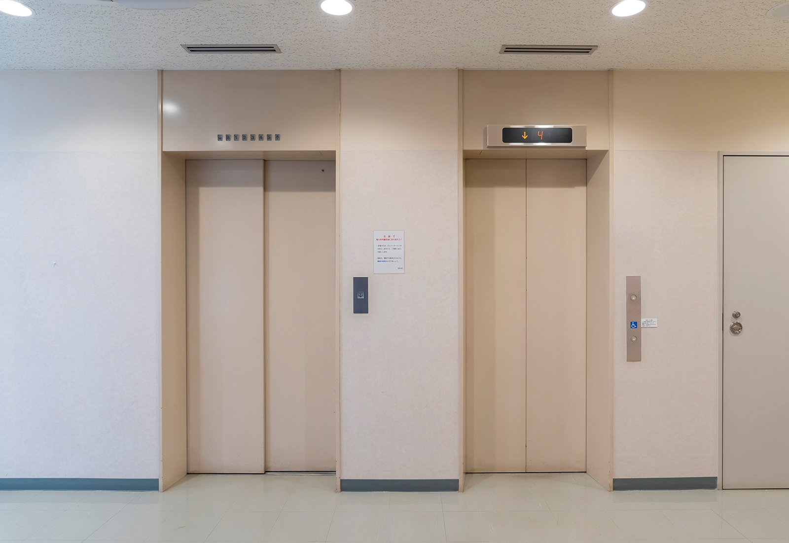 出退勤時以外は1基で稼働する時間が長いため、使用頻度の高いエレベーター（写真右）1基を先行リニューアル（5階乗場）