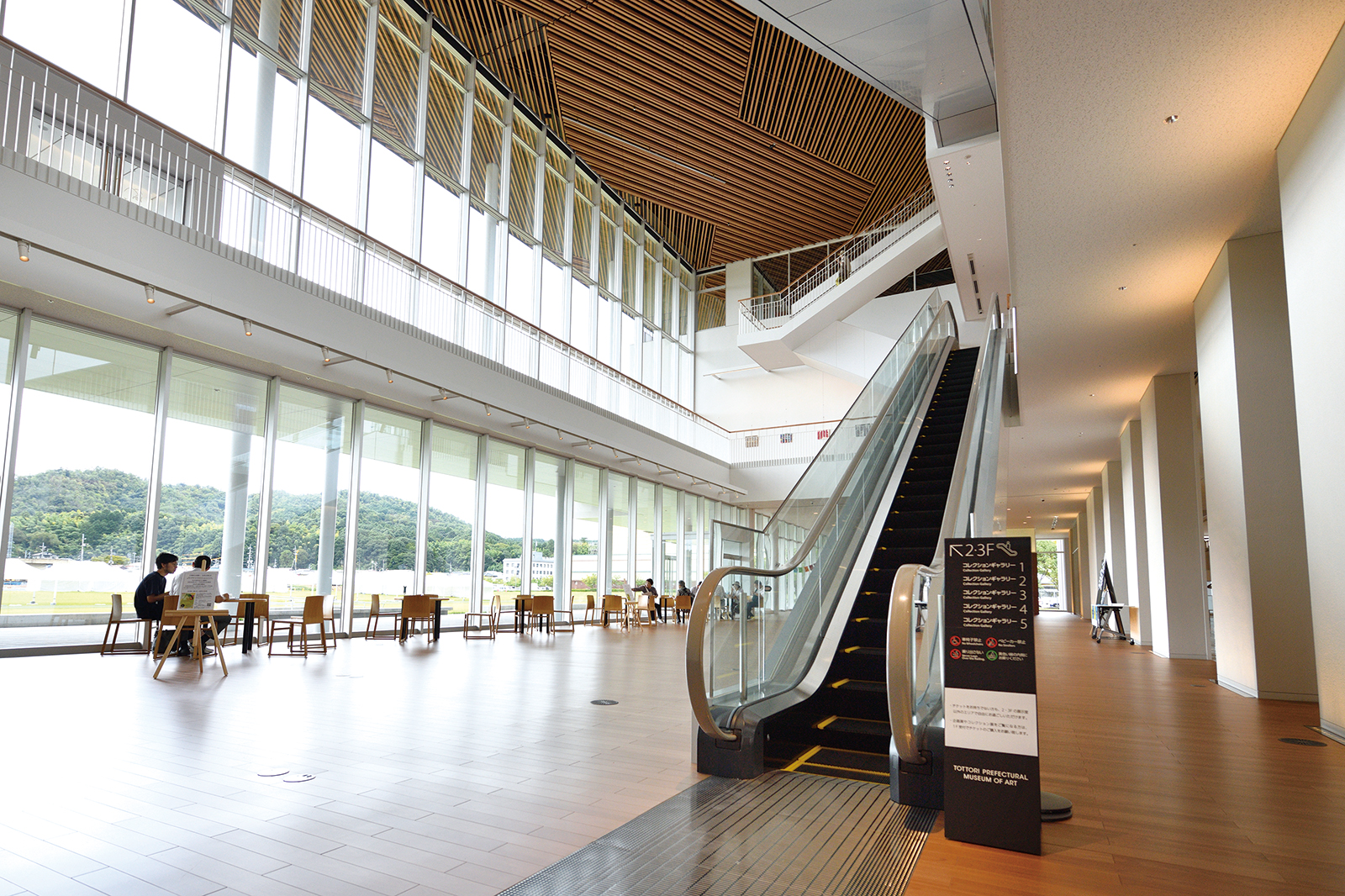 3階まで吹き抜けの開放感あふれる「ひろま」。2階への動線となるエスカレーター（右）