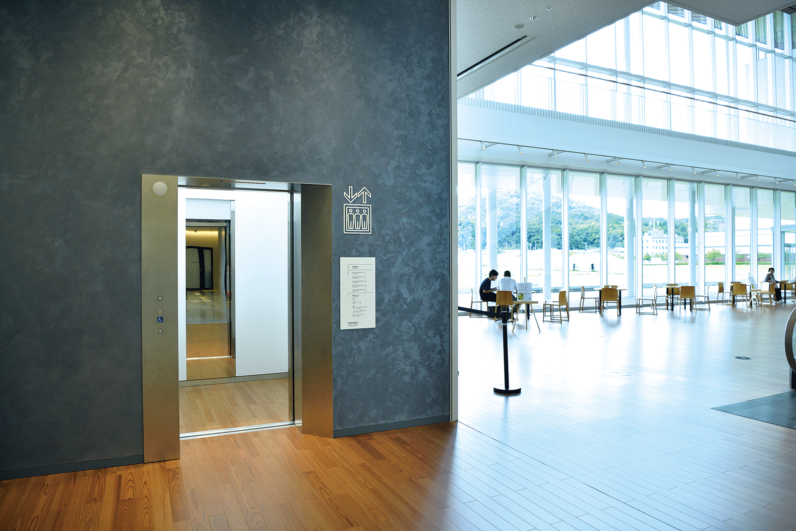 1階エレベーター乗場。正面エントランスから「ひろま」への動線上に設置