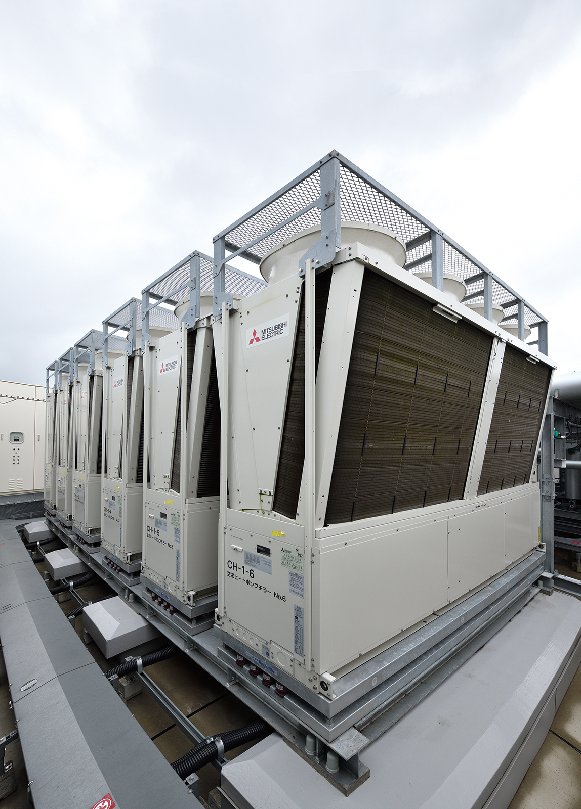 館内全体の冷暖房を担う空冷ヒートポンプチラー（屋上）