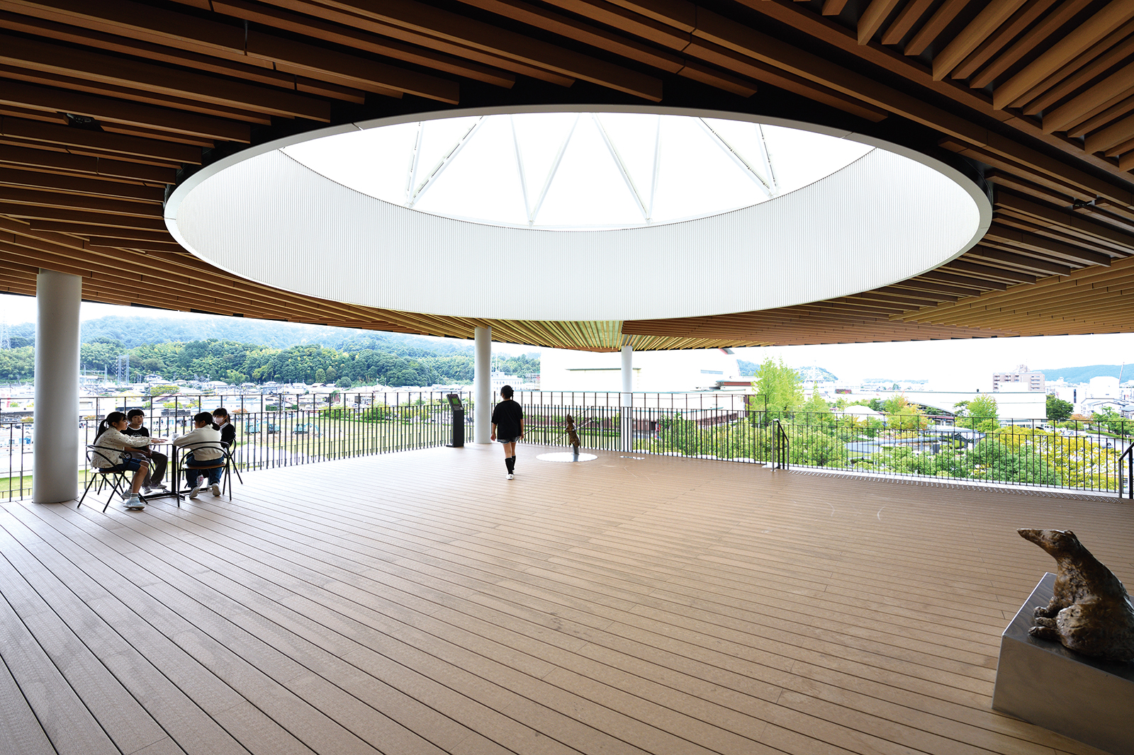 3階の展望テラスからは緑地や山並み、倉吉市街を一望できる